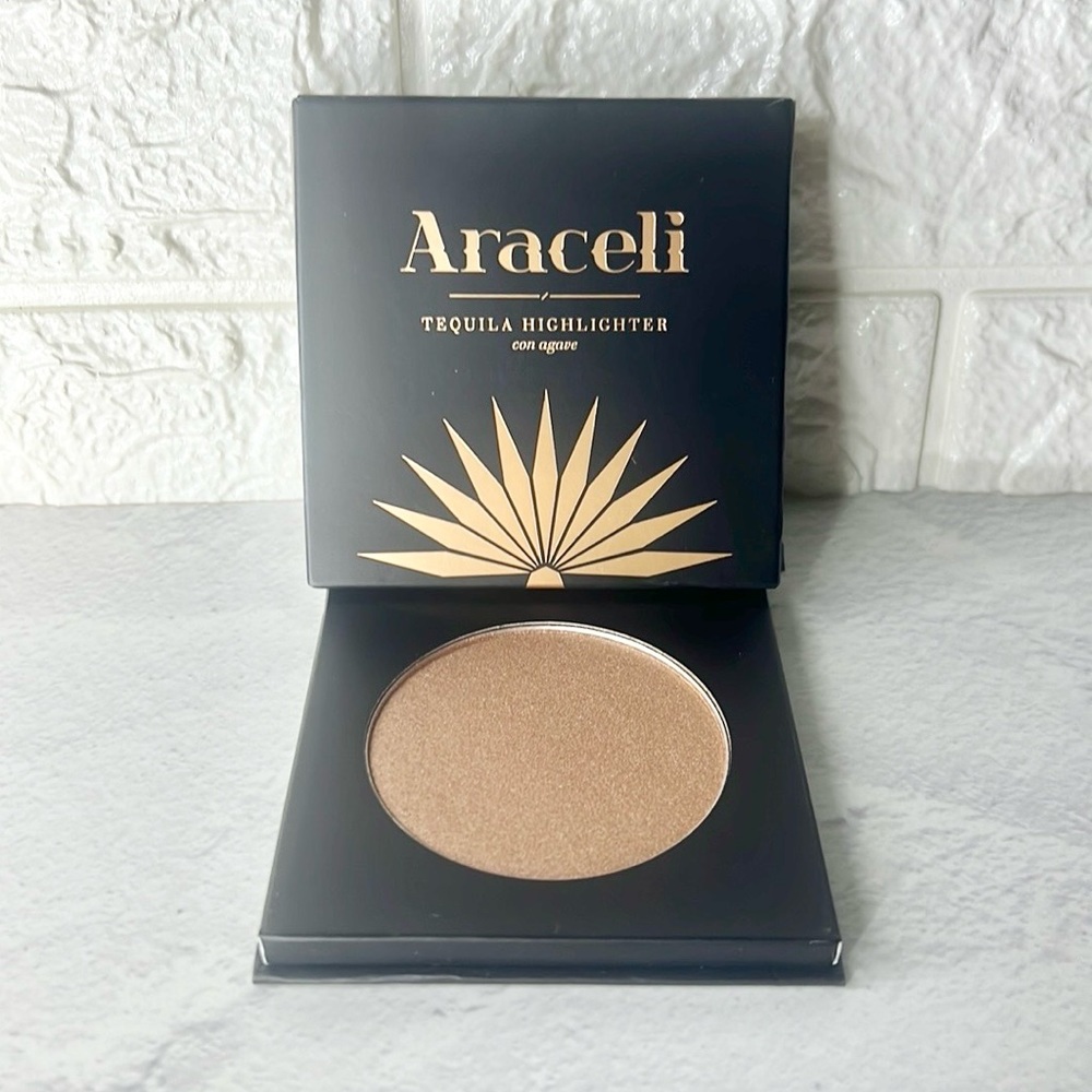 Araceli beauty tequila Highlighter color blanco BNIB!